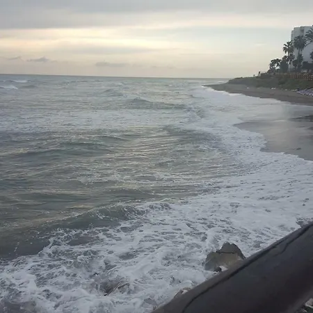Sea And Beach Views 아파트 *